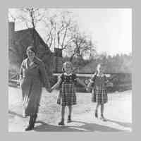 005-0062 Im Fruehjahr 1935. Frau Zuehlsdorff mit ihren Toechtern Ursula und Christel auf dem Wege von der Foersterei in die Volksschule..JPG